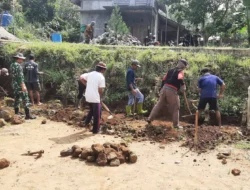 Demi Keselamatan Warga, Babinsa Ikut Kerja Bakti Bangun Talud Penahan Longsor