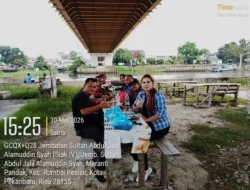 Indahnya Kebersamaan Insan Pers di Jembatan Sultan Abdul Jalil Alamudin Syah (Siak IV), Ukir Cerita di Sore Hari yang Penuh Makna