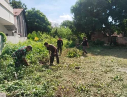 Babinsa Joyotakan Pelopori Kerja Bakti Di Lingkungan Kantor Kelurahan