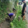 Babinsa dan Warga Ngesrep Gotong Royong Bersihkan Parit, Cegah Banjir Sejak Dini