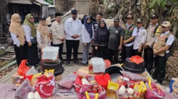 Ringankan Duka Korban Kebakaran Seberang Tembilahan, Camat Tembilahan Serahkan Bantuan Bupati Inhil dari Dinsos, BPBD, dan BAZNAS