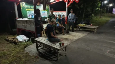Cegah Gangguan Kamtibmas Babinsa Laksanakan Patroli Malam