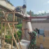 Singsingkan Lengan Baju, Babinsa Bantu Warga Bangun Rumah