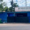 Nurmi mengaku telah melapor sakit melalui WhatsApp dan suaminya datang langsung ke lokasi kerja untuk menyampaikan kondisi kesehatannya. Namun, dirinya tetap menerima SP2. Pengakuan Kepala Mitra PIC yang disebut hanya menandatangani surat tersebut memunculkan pertanyaan terkait mekanisme penerbitannya.
