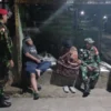 Patroli Malam Cipta Kondisi, Serka Heri Santoso Sambangi Warga Demi Menjaga Keamanan Bulukerto