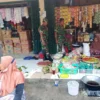 Dari Lapak ke Lapak, Babinsa Pantau Harga Kebutuhan Pokok Warga