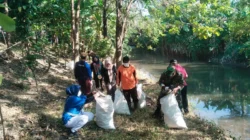 Bati Tuud Koramil 03 Serengan Pimpin Kerja Bakti Bersih Sungai Premulung Joyotakan