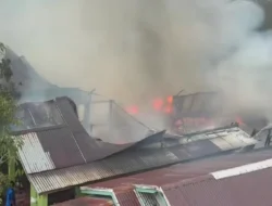 Dua Rumah di Tembilahan Hilir Hangus Terbakar, Petugas Sempat Terkendala Air Sungai Surut