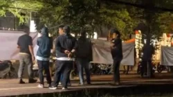 Sekelompok Orang Berbaju Hitam Membawa Sejam Intimidasi terhadap Posko Siri’ Na Pacce Gowa di Depan Kantor DPRD Gowa